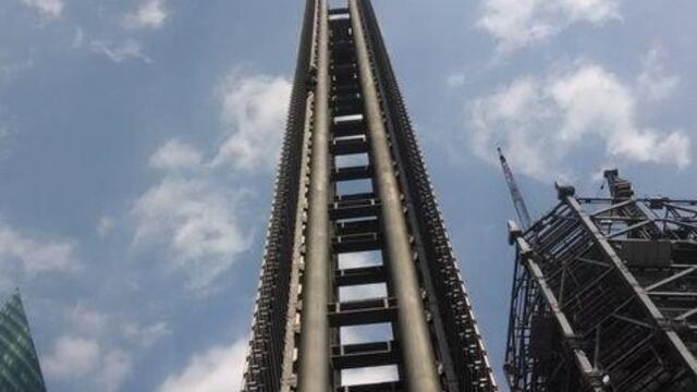 (@mileniotv) El hombre escaló por los costados de la Estela de Luz