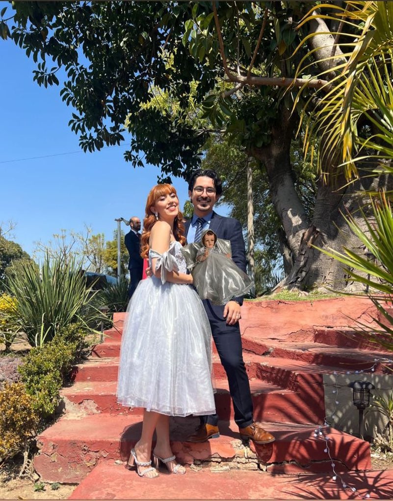 Memes por la joven que usó el mismo vestido de boda que un niño Dios