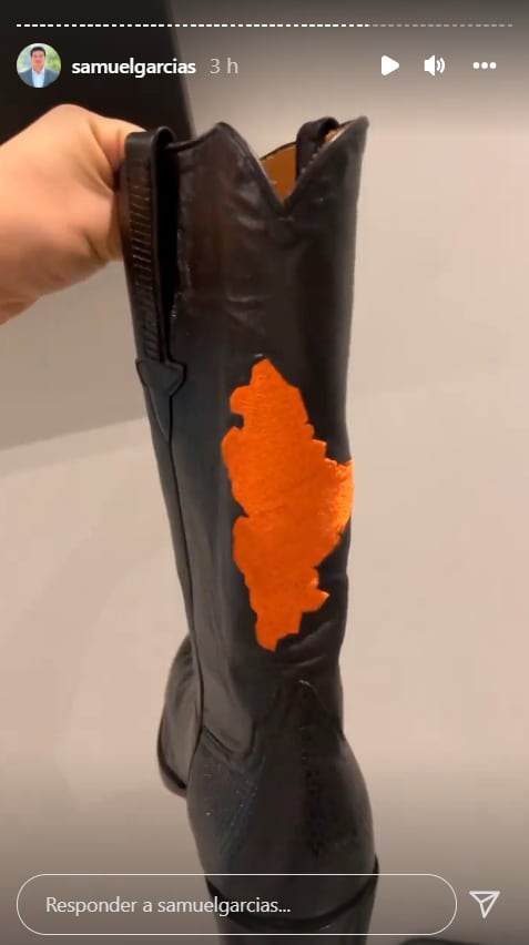 Samuel García presume botas