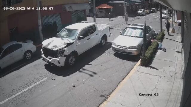 Conductor embiste a repartidores de Didi y salen volando, en Ecatepec d