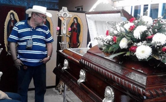 Hipólito Mora frente al féretro de su hijo | Quadratín