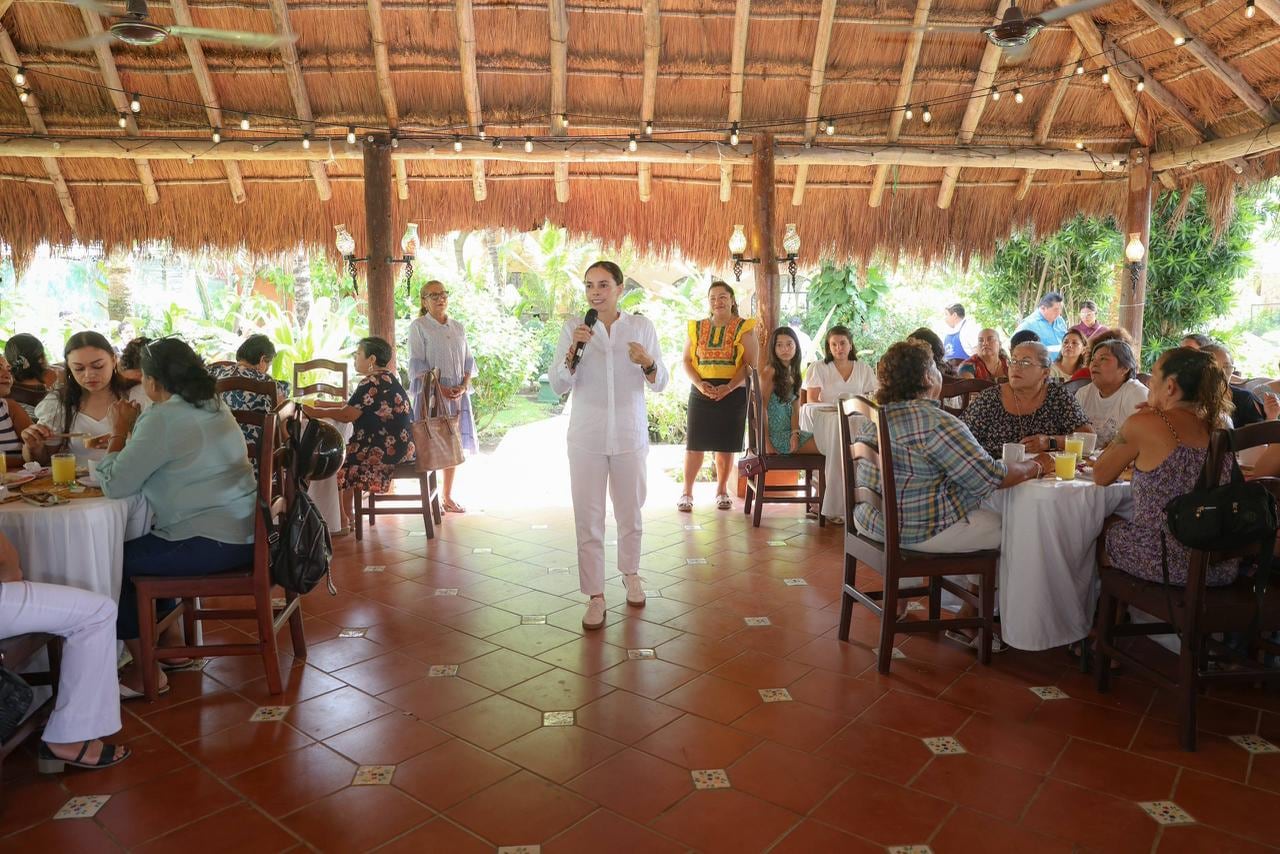 Ana Paty Peralta recorre Cozumel para fortalecer la organización territorial de Morena.