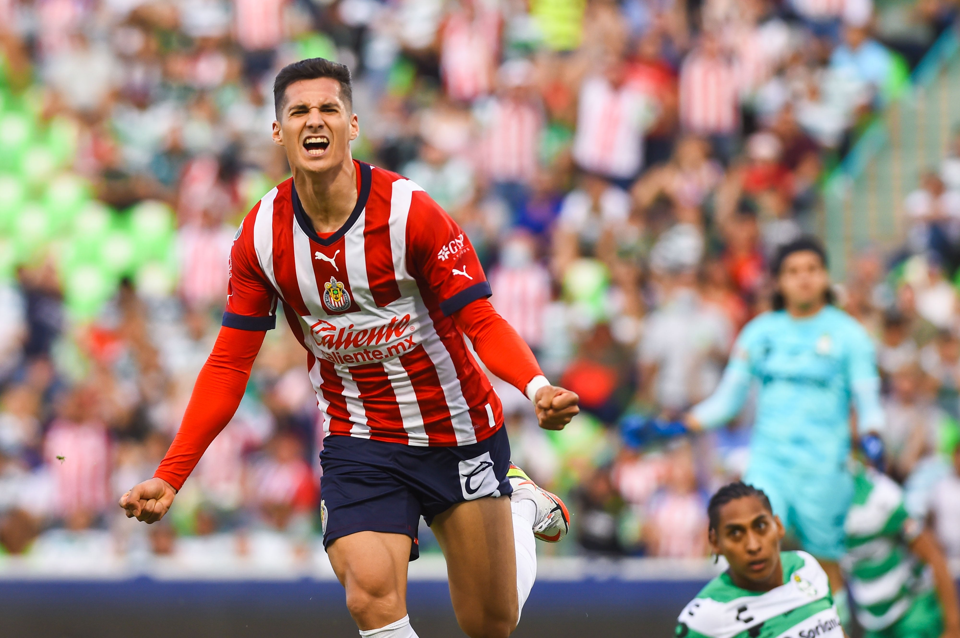 Jesús 'Tepa' González pone en ventaja a Chivas frente a Santos.