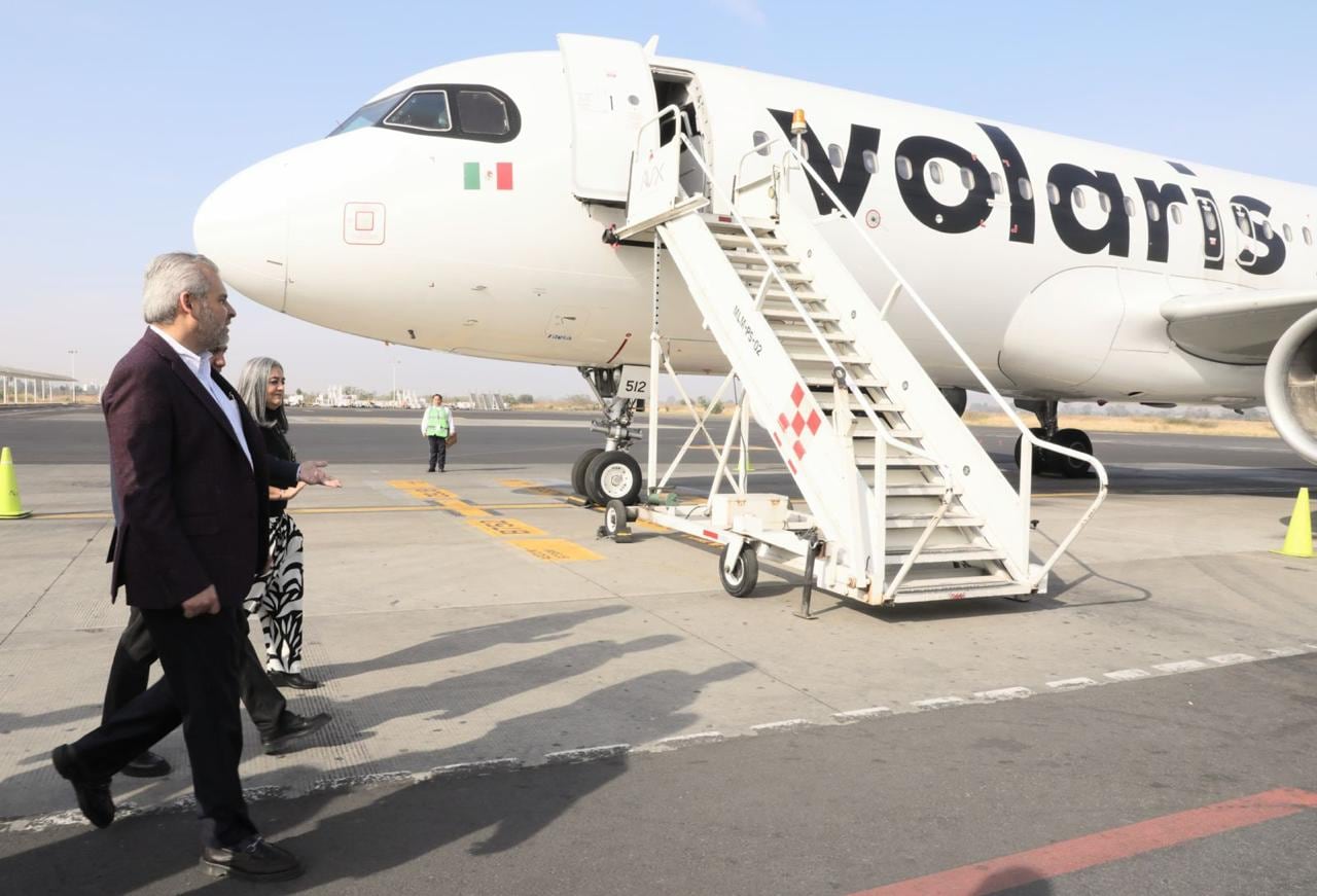 Alfredo Ramírez Bedolla y Volaris anuncian nuevas rutas aéreas para Michoacán
