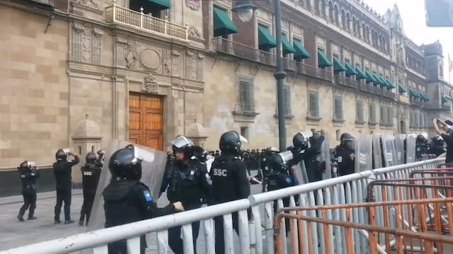 Marcha trans en la CDMX: Contingente marcha al Zócalo CDMX; policías agreden a manifestantes frente a Palacio Nacional en el Día Internacional de la Visibilidad Trans