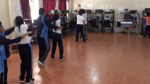 Estudiantes en el taller "ritmos latinos"