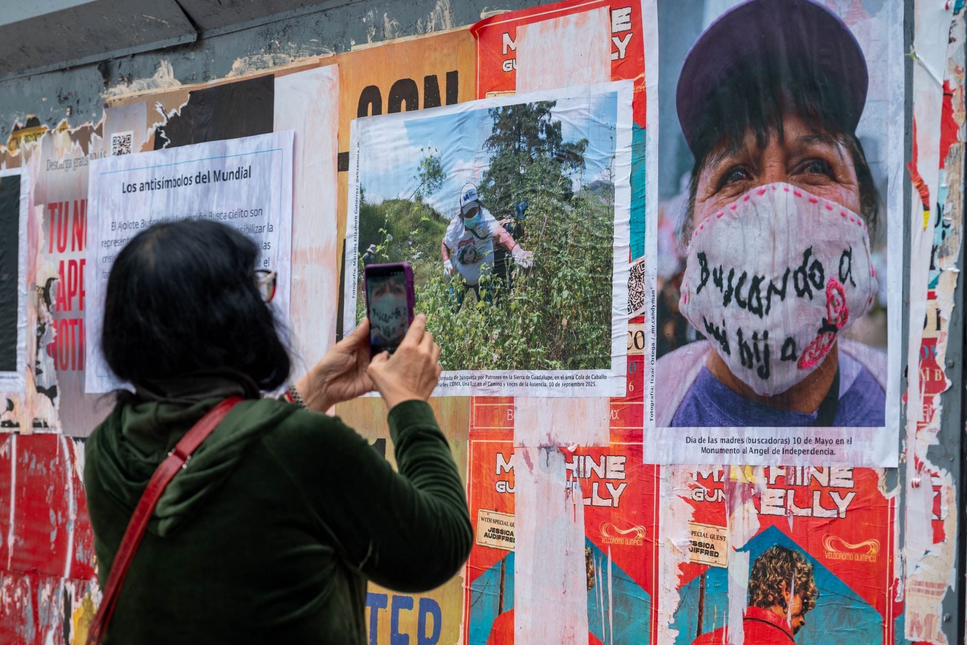 Carteles de desapariciones en México en la Glorieta de las Mujeres que Luchan.