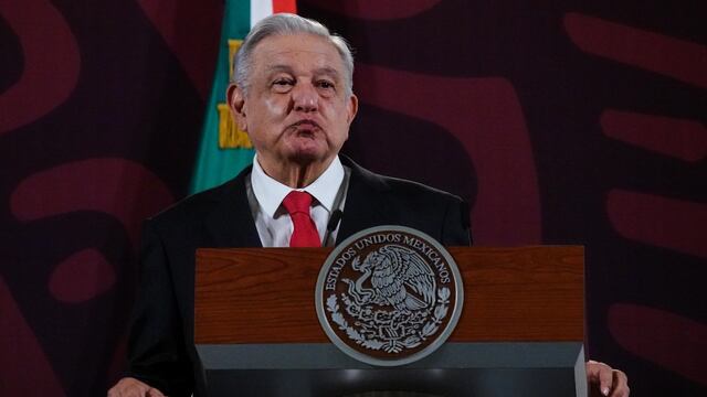 AMLO critica a asistentes a la Marcha por la Democracia en el Zócalo CDMX