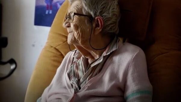 Mujer de 100 años hace huelga de hambre; quiere morir y no se lo permiten