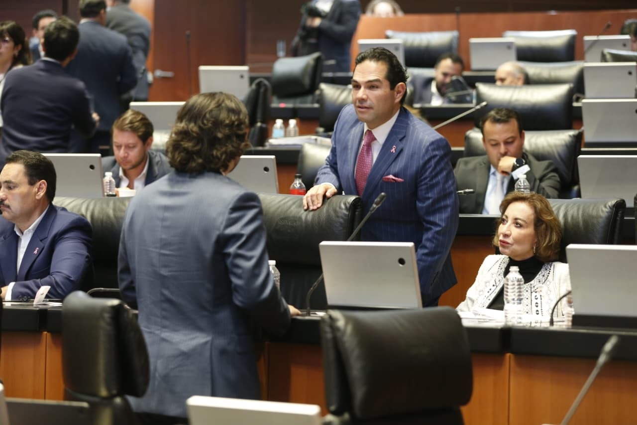 Enrique Vargas vota en contra de las reformas a la Ley de Amparo.