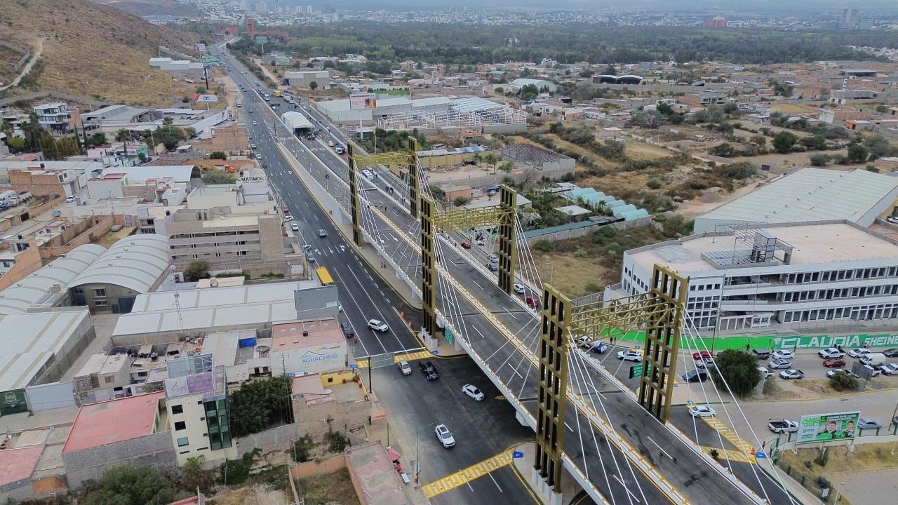 Ricardo Gallardo entrega nuevo puente vehicular en Circuito Potosí