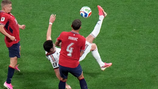 Israel Reyes casi marca un gol de chilena en homenaje a Hugo Sánchez
