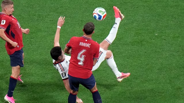 Israel Reyes remató de chilena al estilo de Hugo Sánchez en el partido México vs Chequia