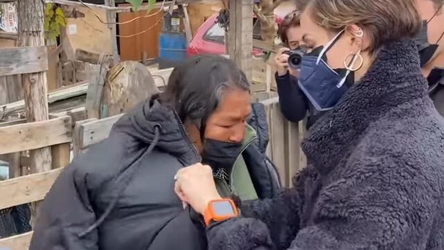 Mariana regalando su chamarra