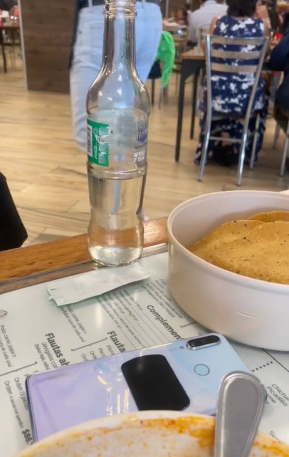 ¿Refresco pirata en La casa de Toño? Cliente descubre algo raro y le hacen ver su error (VIDEO)