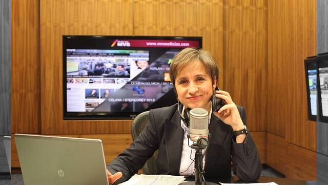 Carmen Aristegui en el estudio de MVS Radio