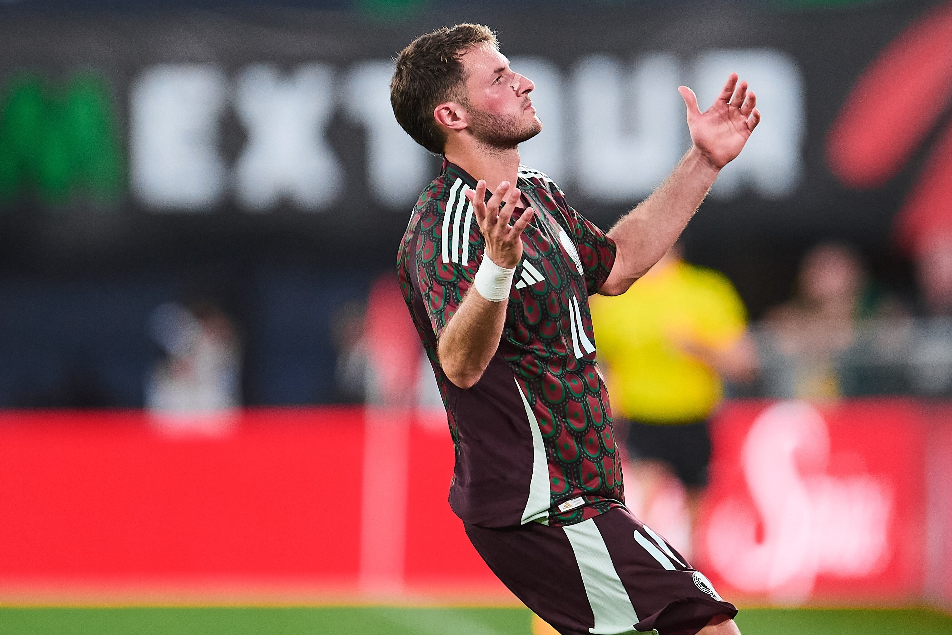 Santiago Giménez, en un partido de Selección Mexicana.
