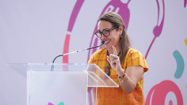 Azucena Cisneros recupera espacios públicos y entrega apoyos auditivos.