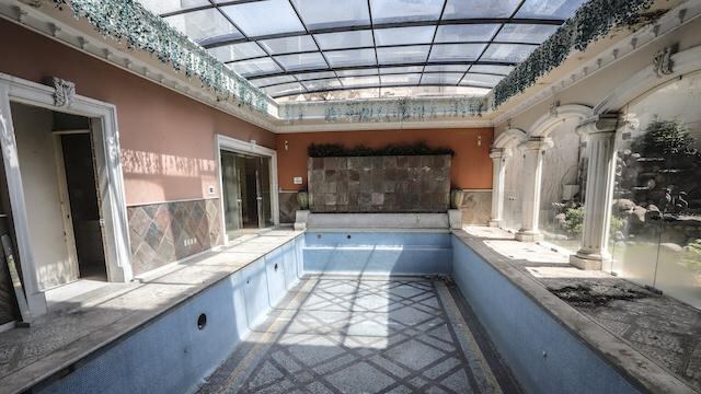 Alberca techada en la casa de Zhenli Ye Gon.