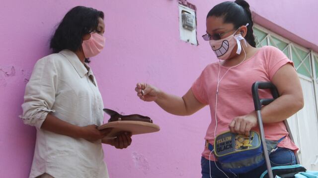 Mujer con cubrebocas.