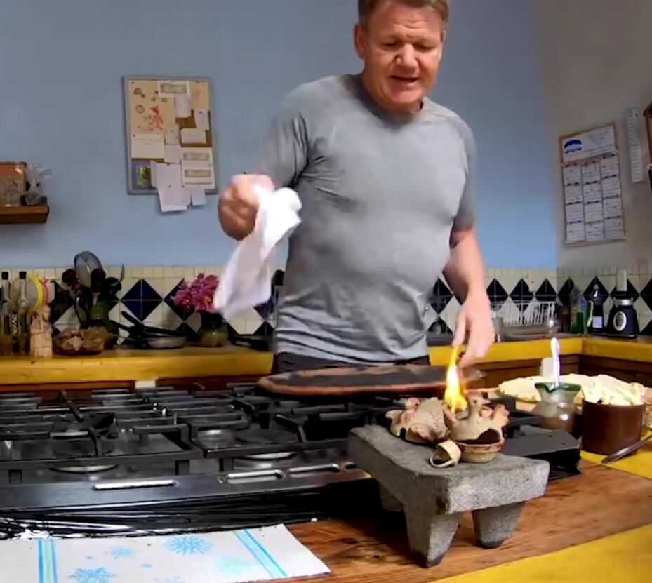 Gordon Ramsay hace una tlayuda