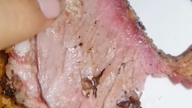 Supuestas larvas de mosca en carne de restaurante en Querétaro