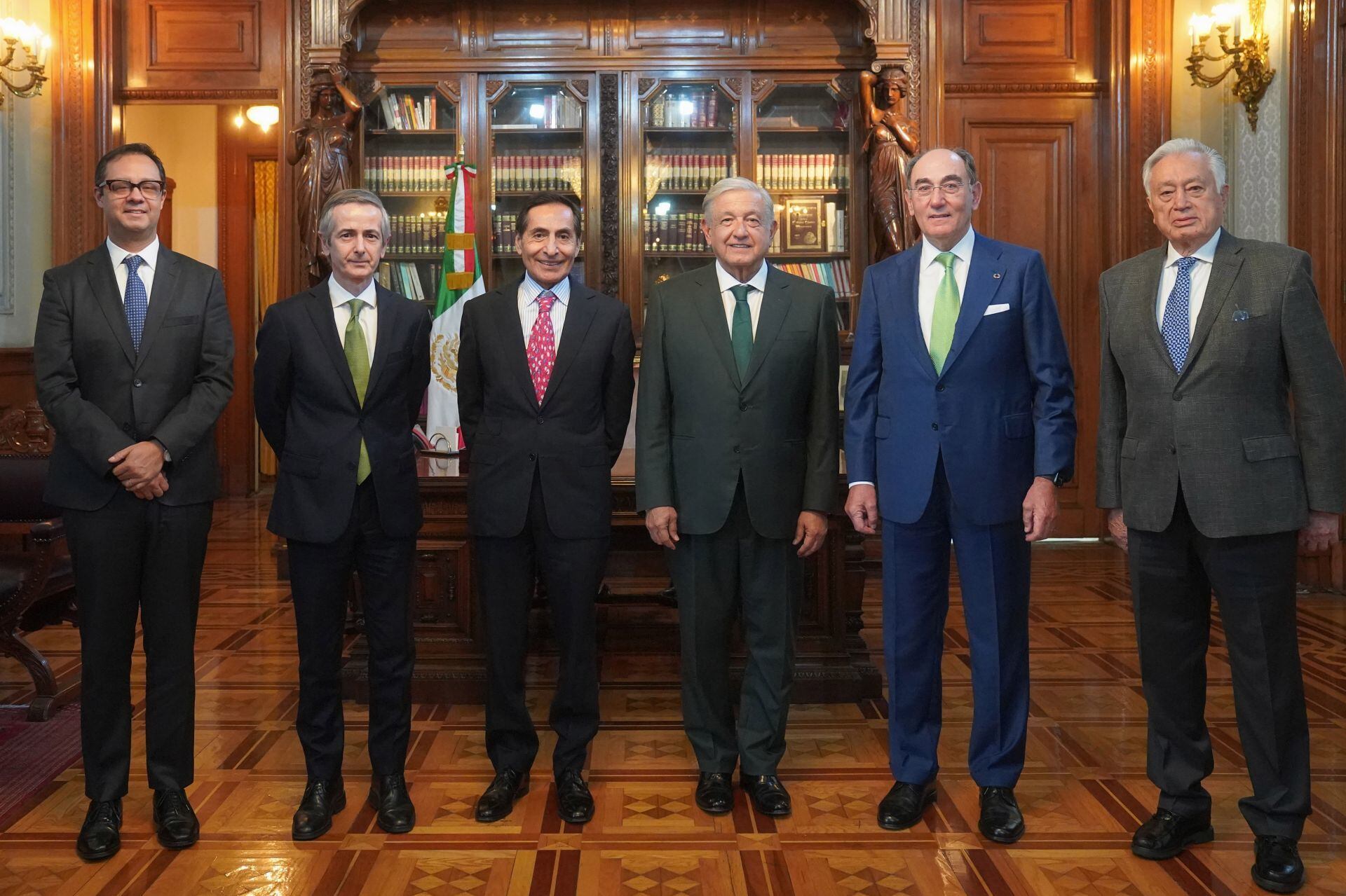 José Enrique Alva, Rogelio Ramírez de la O., Andrés Manuel López Obrador, Ignacio Sánchez Galán y Manuel Bartlett tras la reunión para la adquisición de 13 plantas generadoras de energía de Iberdrola.