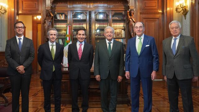 José Enrique Alva, Rogelio Ramírez de la O, AMLO, Ignacio Sánchez Galán y Manuel Bartlett tras la reunión para la adquisición de 13 plantas generadoras de energía de Iberdrola.