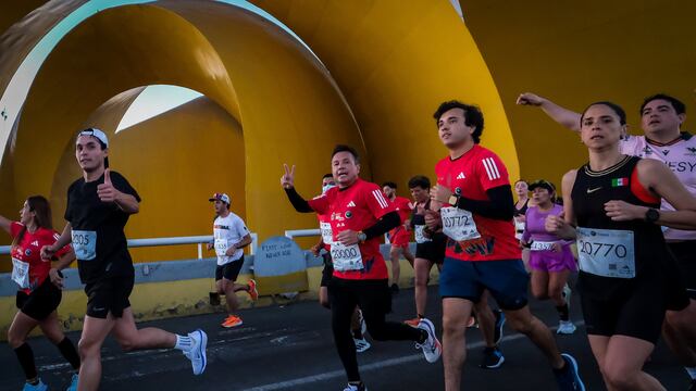 El gobernador Pablo Lemus participó en la carrera 21K Guadalajara Electrolit 2025.