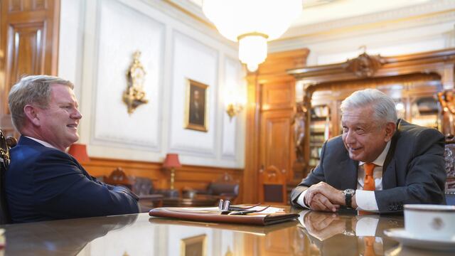 AMLO y el embajador de Canadá, Graeme C. Clark