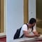 Joven es captado acosando a mujeres en baño de universidad; les toma fotos y video