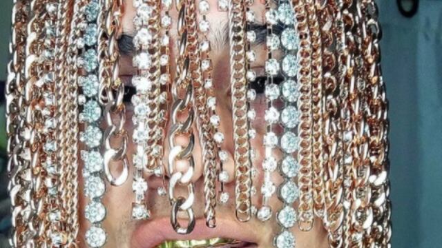 Rapero mexicano se implanta cadenas de oro como pelo
