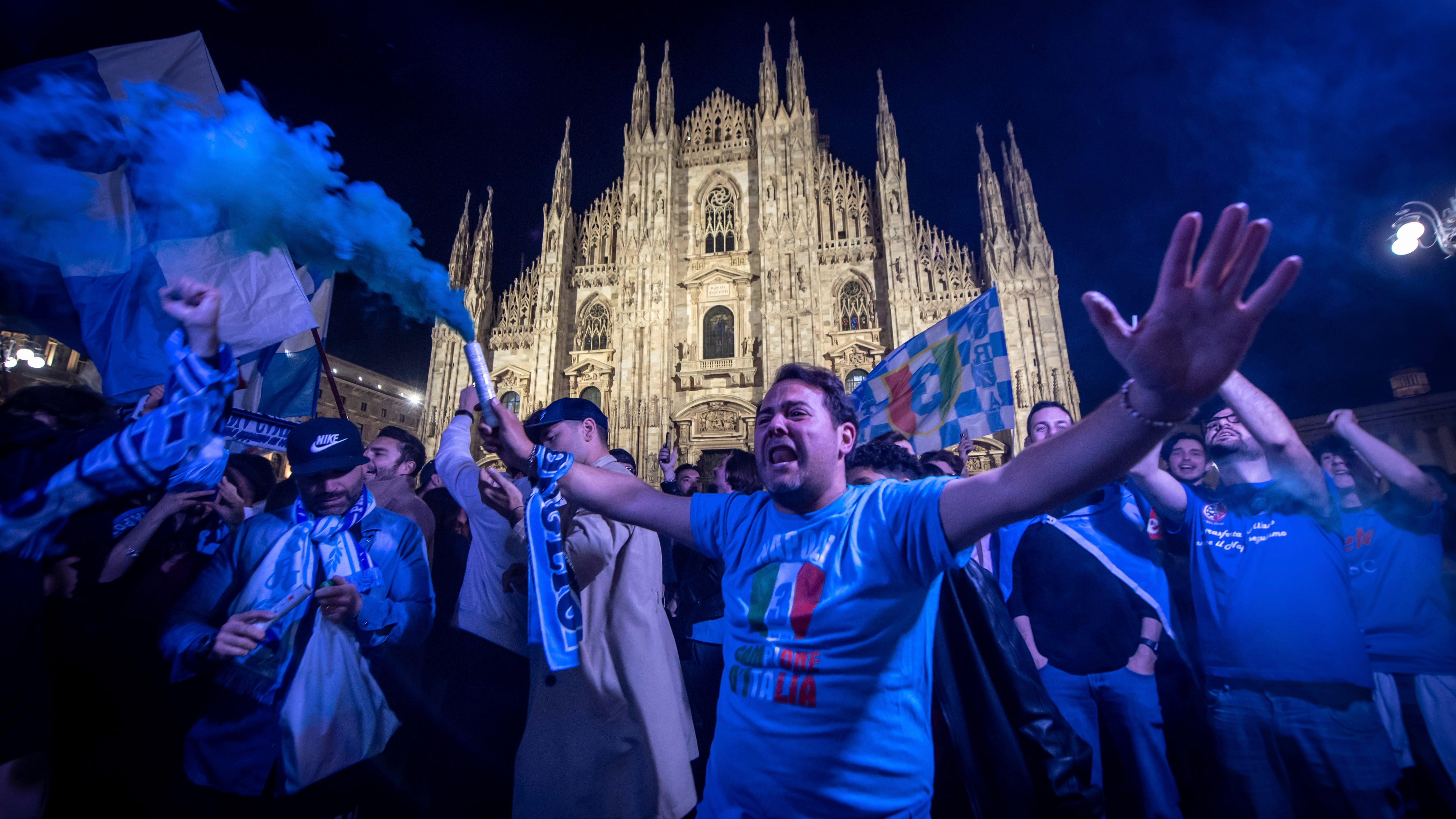 La afición del Napoli ha invadido las calles de Italia para celebrar su tercer título de liga tras 33 años de espera.