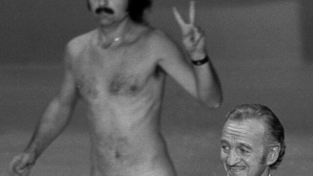 David Niven y al fondo, el streaker Robert Opel.
