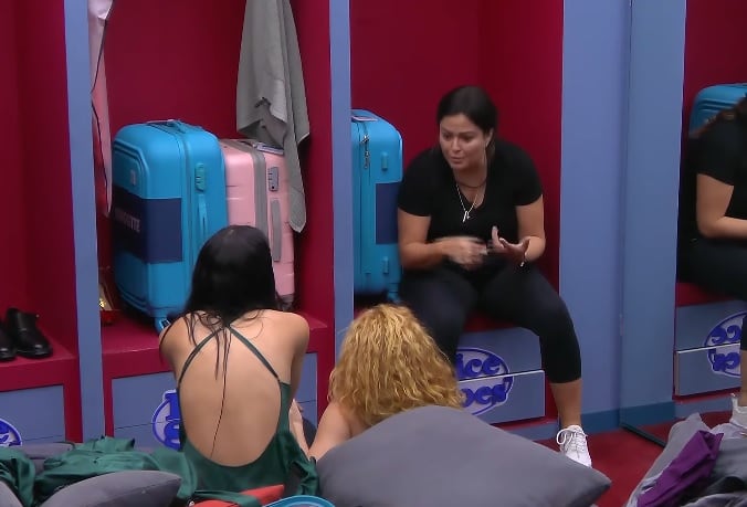 Mariana Echeverría consuela a Briggitte Bozzo en La Casa de los Famosos México 2024.