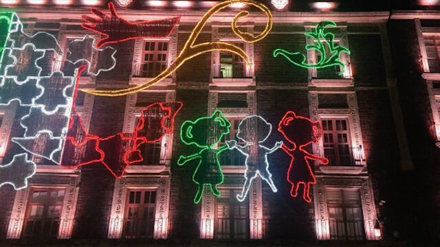 Tres siluetas iluminadas en el Zócalo recuerdan a los Rugrats.