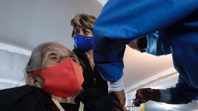 Doña María recibe vacuna