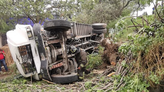 Camión cae a barranco en colonia Héroes de Padierna, en Tlalpan