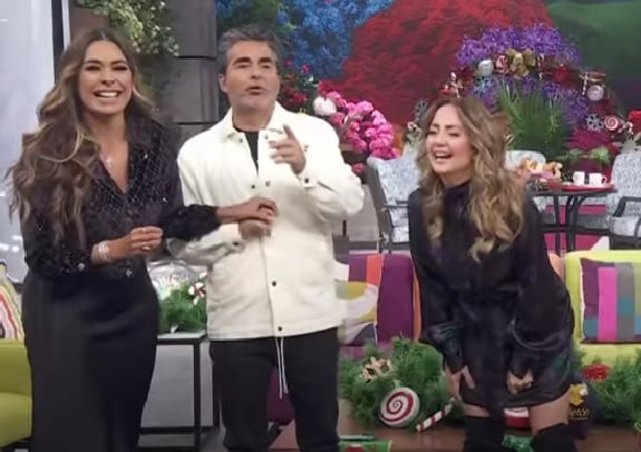 Andrea Legarreta es exhibida por sus compañeros por ponerse el vestido al revés