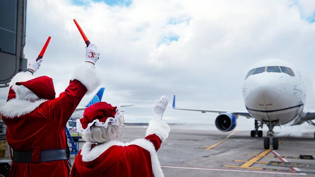 Avión de United Airlines despegando en Navidad