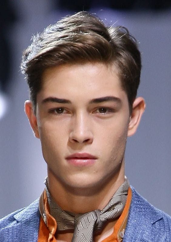 Primavera 2023: Corte de cabello tupé con raya para hombres