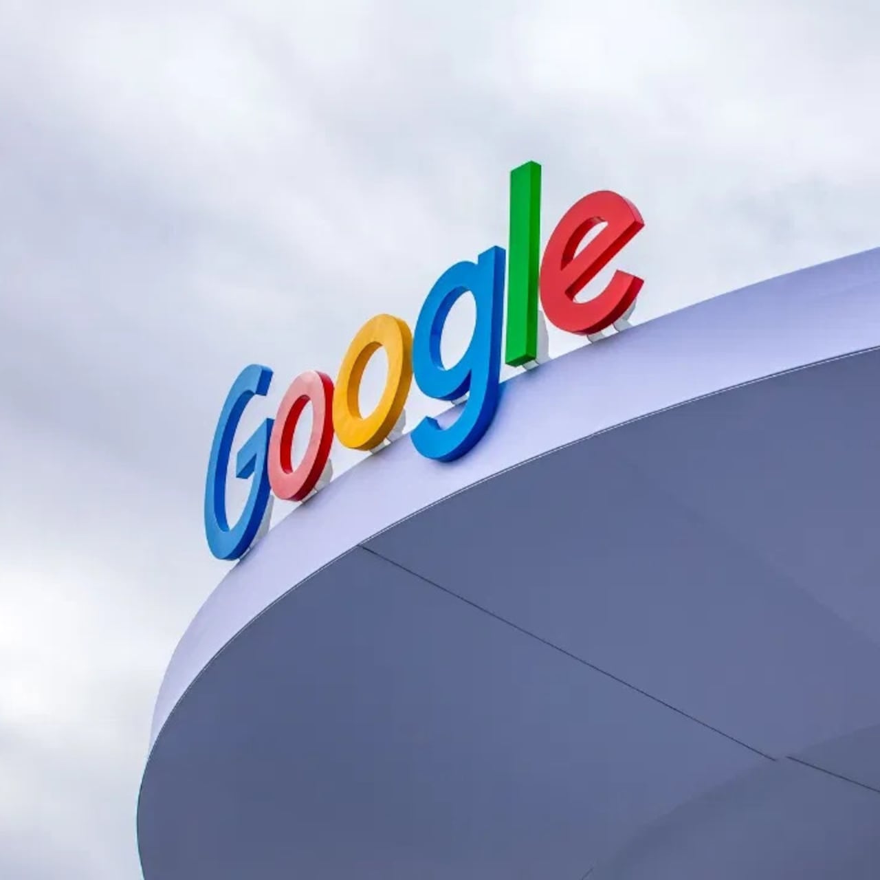 Unión Europea multa a Google con mil mdd por monopolio en Google Play y buscador