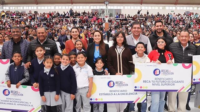 Tere Jiménez entrega becas en Aguascalientes