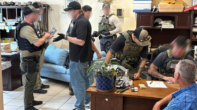Dos mexicanos detenidos por ICE en Arizona; aseguran armas y un tráiler