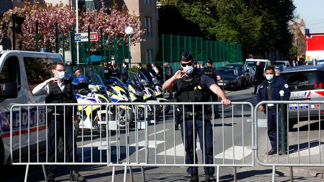 Apuñalan a mujer policía en Paris por actos terroristas