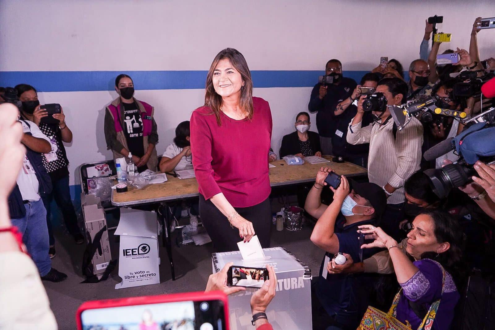 Nora Ruvalcaba vota en Aguascalientes