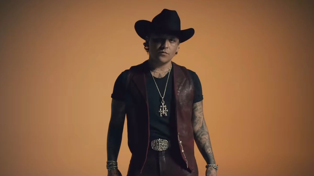 Toco madera” de Christian Nodal: Letra completa habla del “chingazo” que se puso con una ex