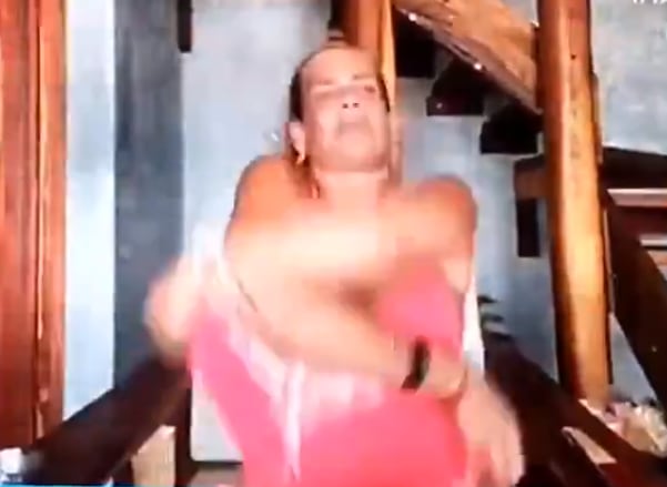 Niurka levantándose la blusa para hacer topless.