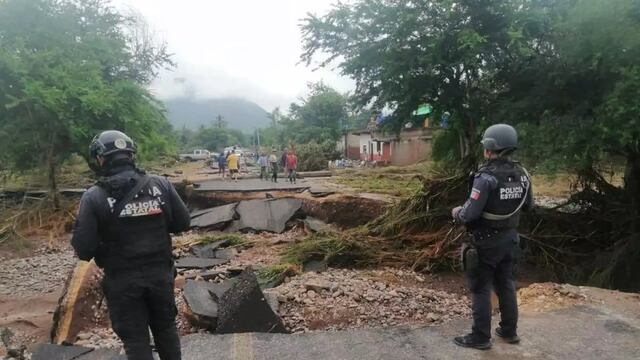 Pobladores de Ajuchitlán quedaron totalmente incomunicados tras rompimiento de puente por el huracán Otis / fotografía tomada de X