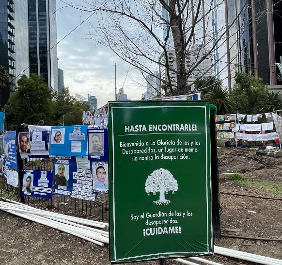 Familias de desaparecidos develan placa; renombran Glorieta de las y los Desaparecidos a la rotonda de la CDMX